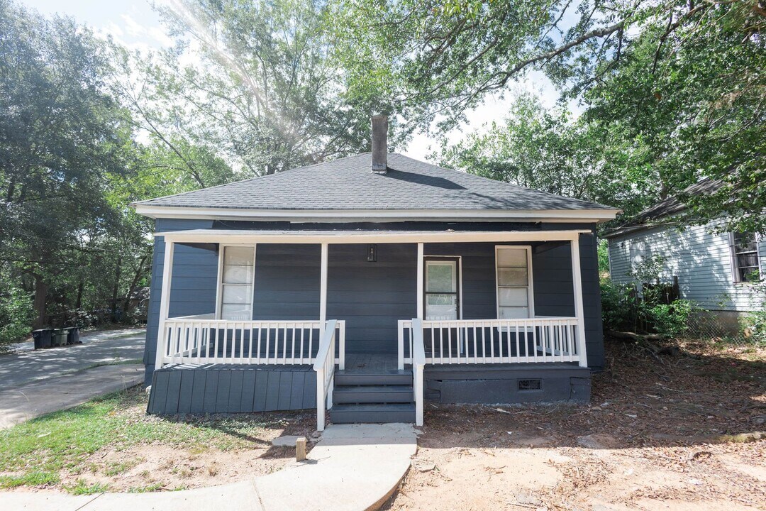 1002 W Broad St in Griffin, GA - Building Photo