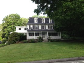 1 Pomfret Rd in Brooklyn, CT - Building Photo