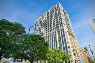 700 N Larrabee St in Chicago, IL - Building Photo