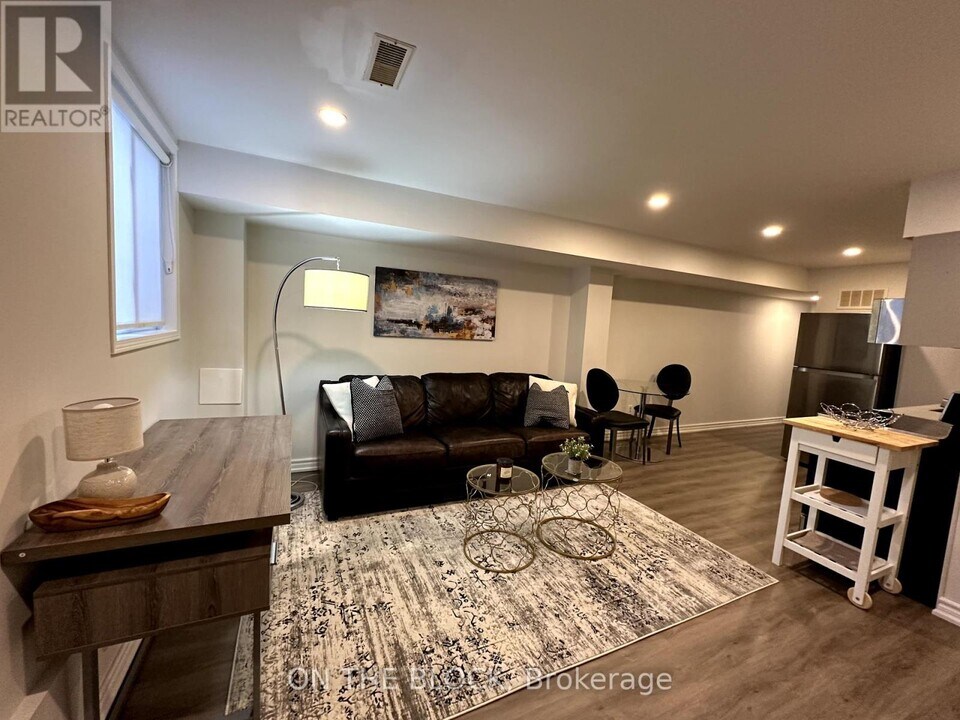 49 Leslie St in Toronto, ON - Building Photo