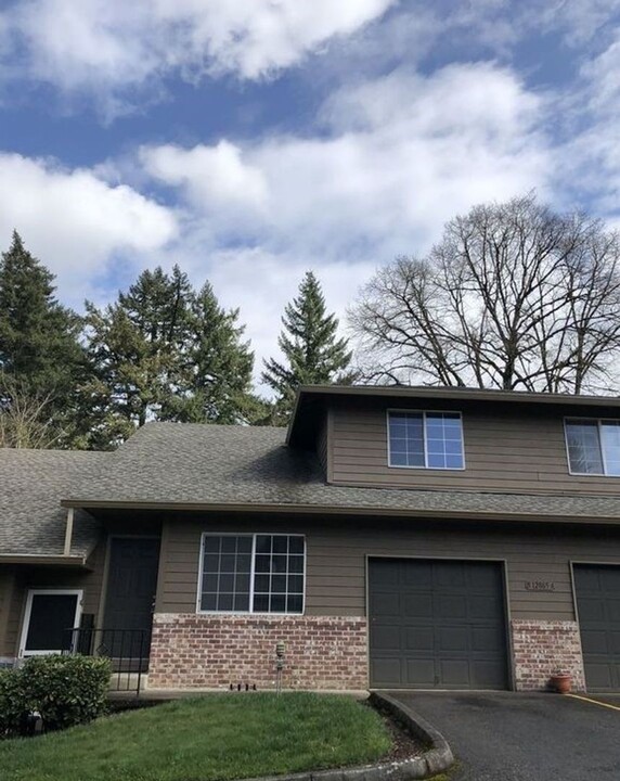 12069 SE Foster Rd in Portland, OR - Building Photo