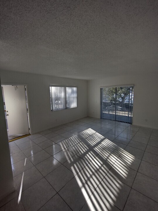 6013 SW 35th St in Miramar, FL - Building Photo