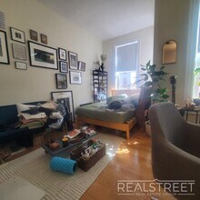 Spacious Sunny South Facing Studio One Block from Promenade, Unit 12 in Brooklyn, NY - Foto de edificio - Building Photo