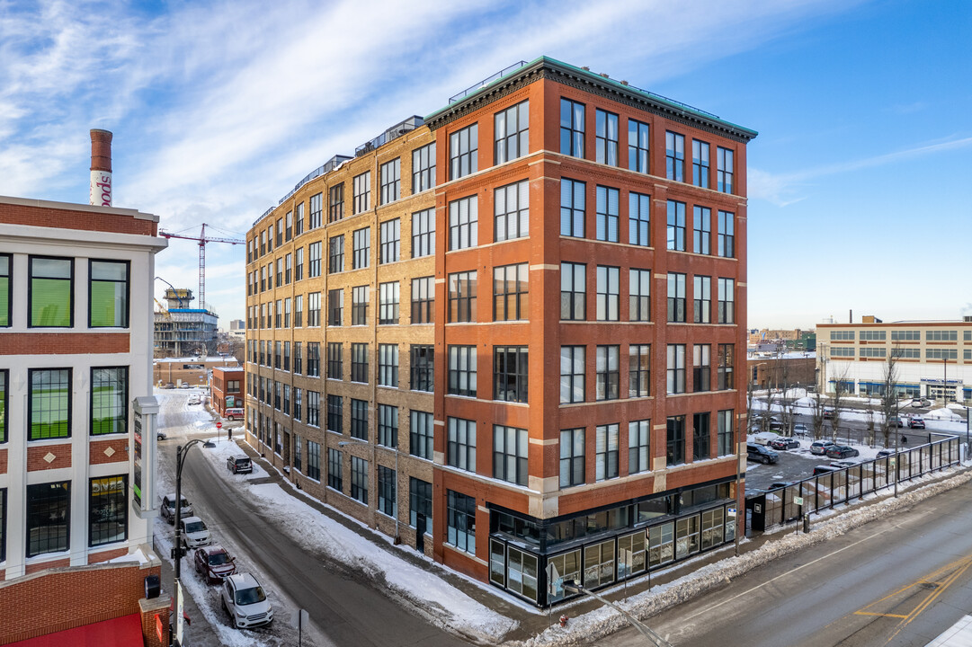 1872 N Clybourn Ave in Chicago, IL - Building Photo