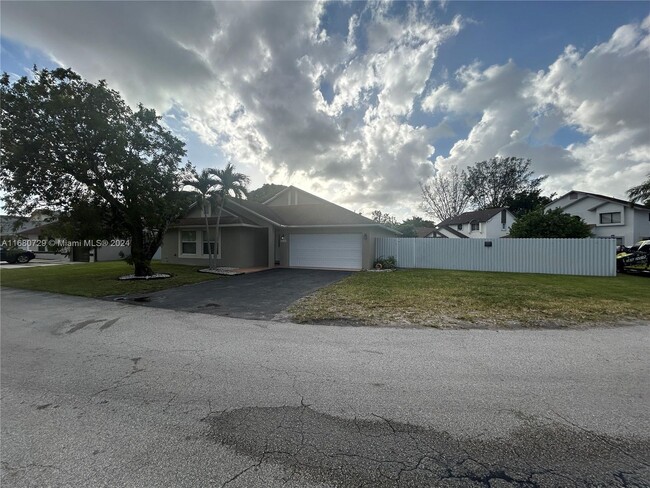 18730 NW 77th Ct in Hialeah, FL - Building Photo - Building Photo