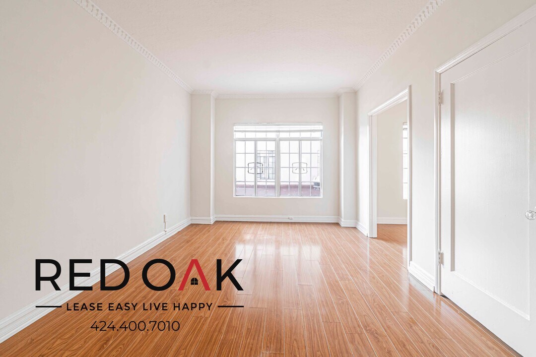 570 N Rossmore Ave in Los Angeles, CA - Building Photo