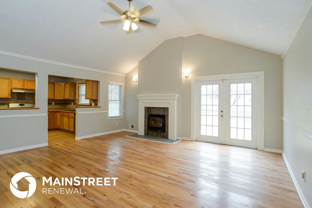 417 NE Colonial Ct in Lee's Summit, MO - Building Photo