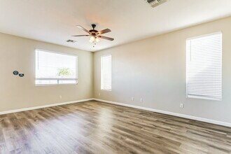 4836 E Meadow Lark Way in San Tan Valley, AZ - Foto de edificio - Building Photo