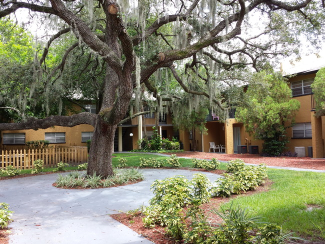 Oak Manor at Temple Terrace in Tampa, FL - Foto de edificio - Building Photo