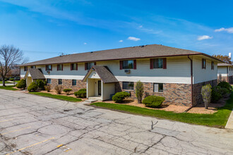 Maple Court Apartments in Oshkosh, WI - Building Photo - Building Photo