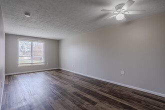 Oak Tree Village in Columbus, OH - Building Photo - Interior Photo