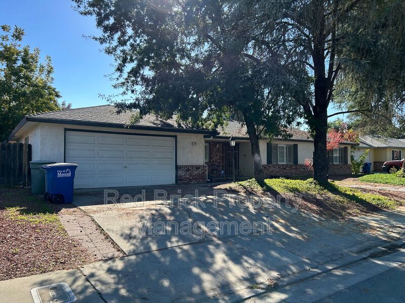 526 W Donna Dr in Merced, CA - Building Photo