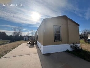 674 W Mills Dr in Towanda, KS - Building Photo - Building Photo