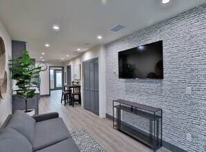 2811 Menlo Ave, Unit 2815 in Los Angeles, CA - Building Photo - Building Photo