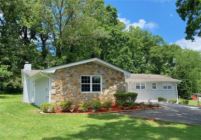 2251 S Hairston Rd in Decatur, GA - Building Photo - Building Photo