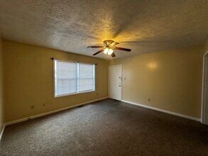 4850 National Rd, Unit 1A in Triadelphia, WV - Foto de edificio - Building Photo