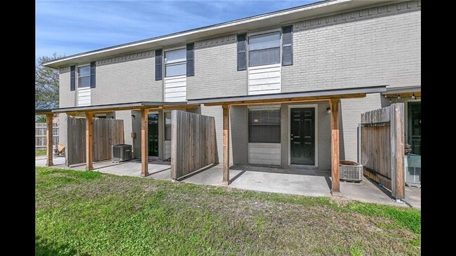 1408 Summit St in College Station, TX - Foto de edificio - Building Photo
