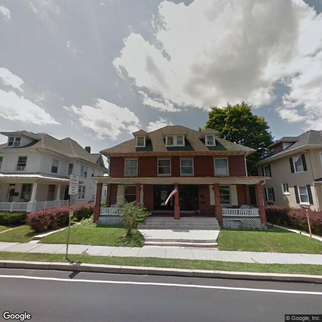 118 Cocoa Ave in Hershey, PA - Foto de edificio