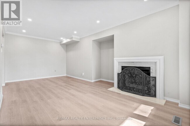 1333 Hazel McCleary Dr in Oakville, ON - Building Photo - Building Photo