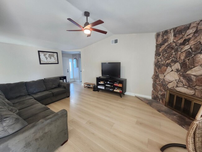 8385 Langtree Way in Sacramento, CA - Foto de edificio - Building Photo