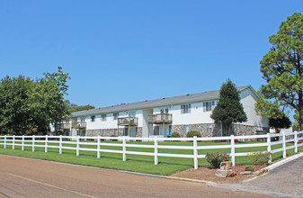 Hillwood Apartments in Union City, TN - Building Photo - Building Photo