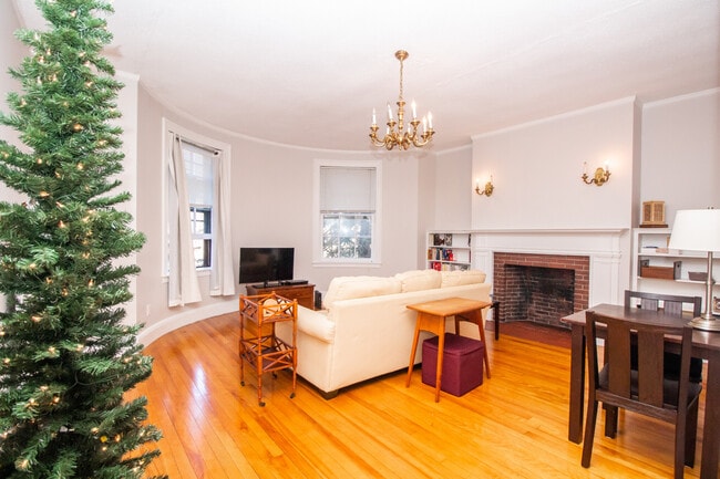 1253 Beacon St, Unit B2 in Brookline, MA - Building Photo - Building Photo