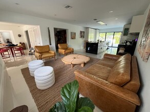 225 W Heather Dr in Key Biscayne, FL - Foto de edificio - Building Photo