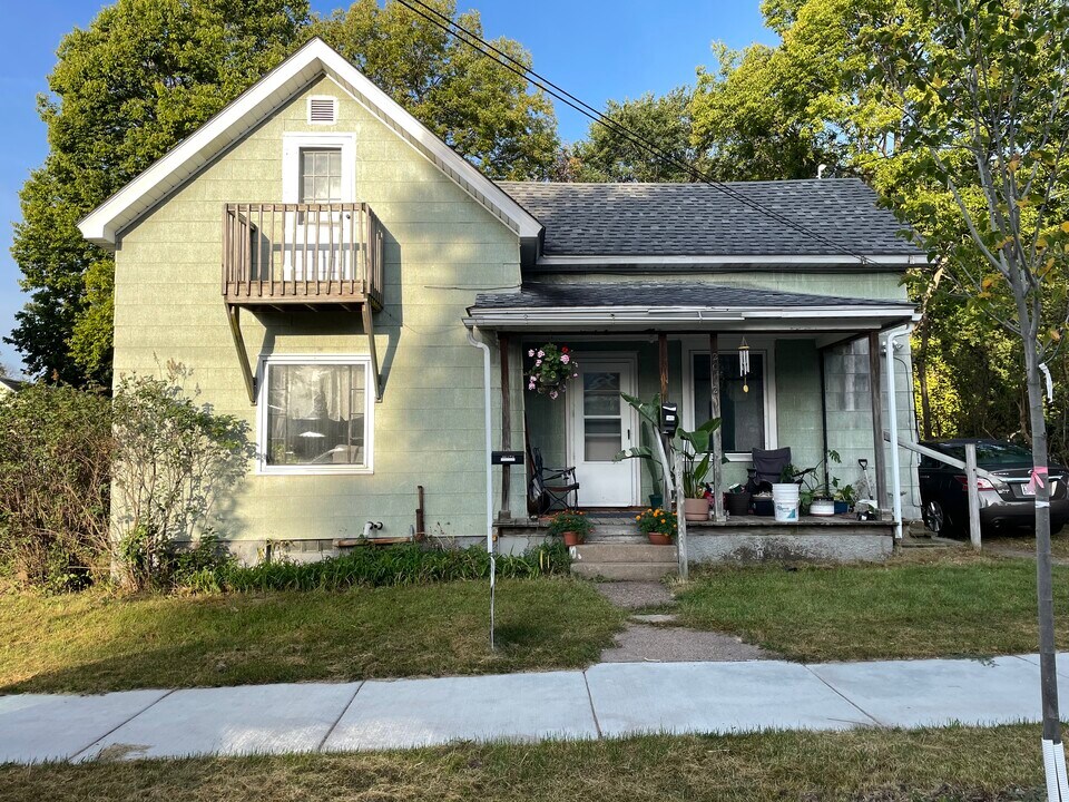 2012 4th St in Eau Claire, WI - Building Photo