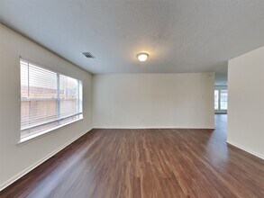 622 Oak Hill Dr in Kemah, TX - Foto de edificio - Building Photo