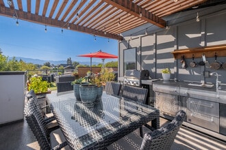 985 Coronation Ave in Kelowna, BC - Building Photo - Building Photo