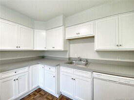 251 Melville Dr in Fairfield, CT - Building Photo