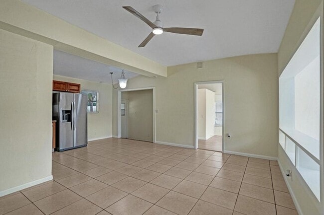 1205 S Lake Dr in Lantana, FL - Building Photo - Building Photo