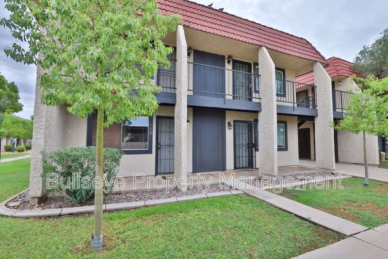 700 W University Dr in Tempe, AZ - Building Photo