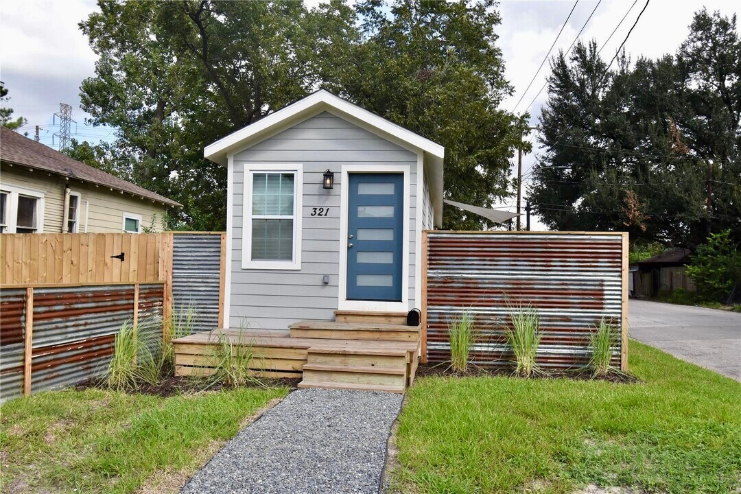 321 E 35th St in Houston, TX - Building Photo