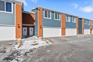 1054 Gillespie Ln in Yorkville, IL - Building Photo