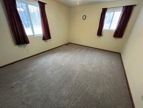 633 Airway Dr in Allegan, MI - Foto de edificio - Building Photo