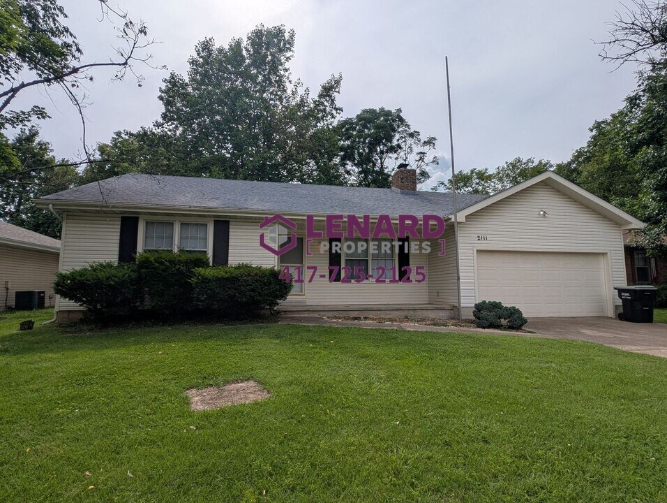 2111 S Western Ave in Springfield, MO - Building Photo