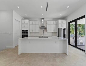 818 NE 3rd St in Hallandale Beach, FL - Building Photo - Building Photo