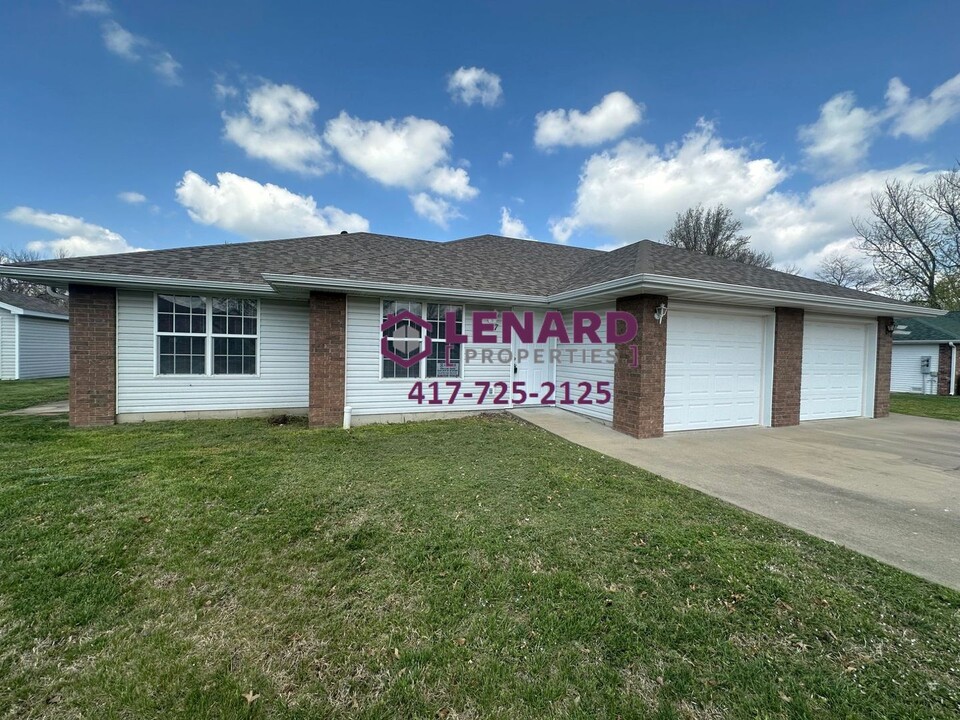 415 Bradford in Bolivar, MO - Foto de edificio