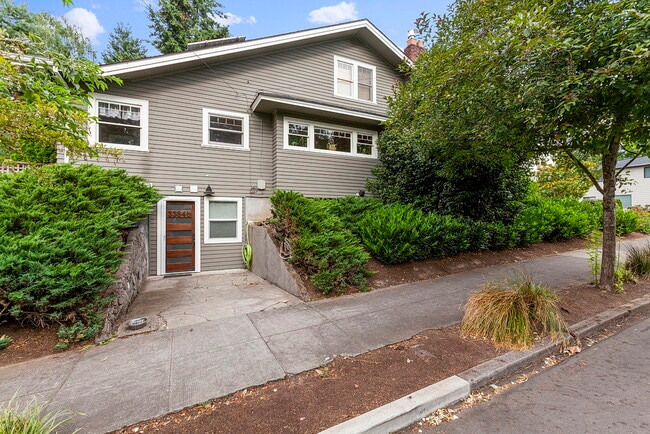 3384 SE Gladstone St, Unit B in Portland, OR - Building Photo - Building Photo