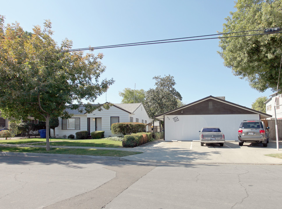 512 Kaweah St in Hanford, CA - Foto de edificio