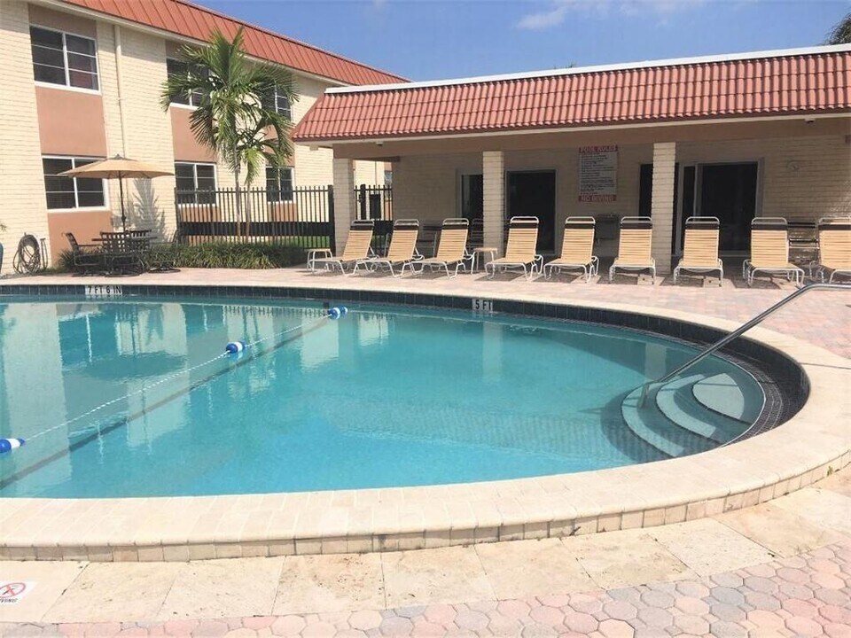 9 NE 19th Ct, Unit 102C in Wilton Manors, FL - Foto de edificio