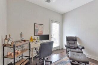 3210 N MacGregor Way in Houston, TX - Building Photo - Building Photo