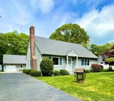 825 Oak Dr in Southold, NY - Building Photo