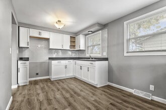 9332 W Silver Spring Dr in Milwaukee, WI - Building Photo - Building Photo