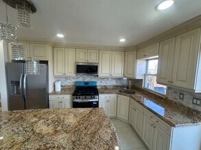 109-19 Ditmars Blvd in Queens, NY - Foto de edificio - Building Photo