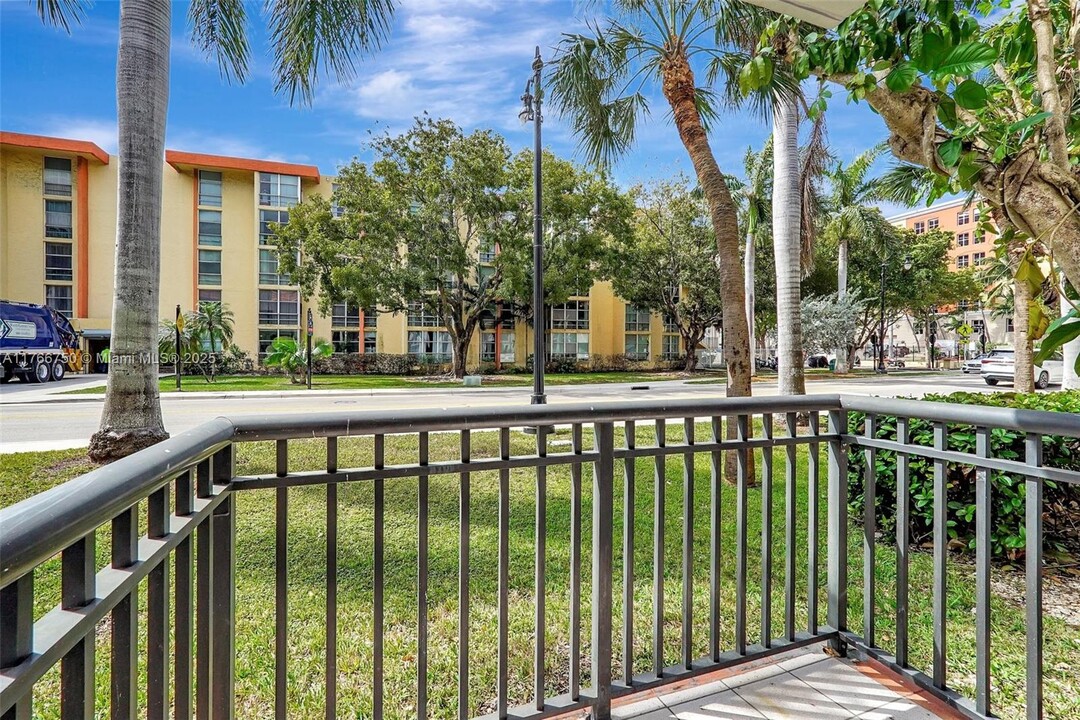 251 172nd St in Sunny Isles Beach, FL - Building Photo