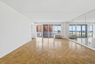 170 W Broadway in Long Beach, NY - Building Photo - Building Photo