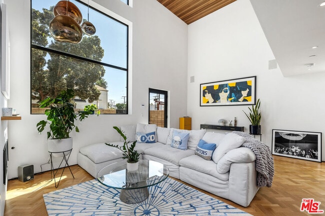 303 Windward Ave in Los Angeles, CA - Building Photo - Building Photo