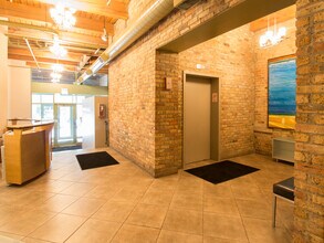 225 W Huron St in Chicago, IL - Foto de edificio - Building Photo